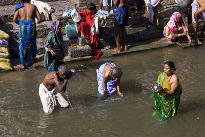 Bathing in the Bagmati river