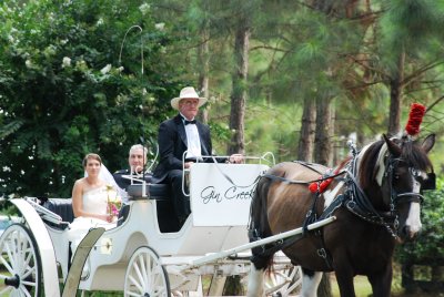 The bride arrives with her father in a carriage