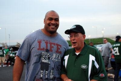 Mike with OT Wayne Hunter before the game (we tailgated in the players/coaches parking lot)