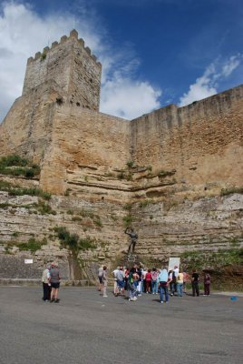 למרגלות מצודת לומברדיה - אנה
