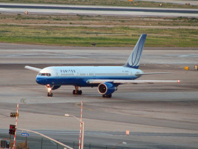 United 757 on taxiway