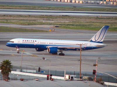 United 757 turning on to runway