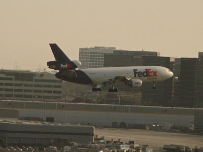 FedEx MD-11 close to landing