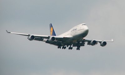 Lufthansa 747 on approach