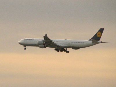 A beautiful Lufthansa A340 heads into LAX