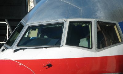 The cockpit of the 757