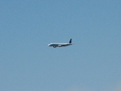 Air Canada Embraer jet on parallel approach to LAX