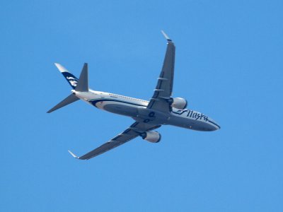 Alaska Airlines 737 takes departs over the Potomac from National