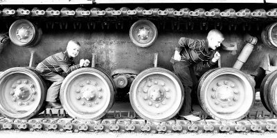 Tank Tracks 10x5 bbw.jpg