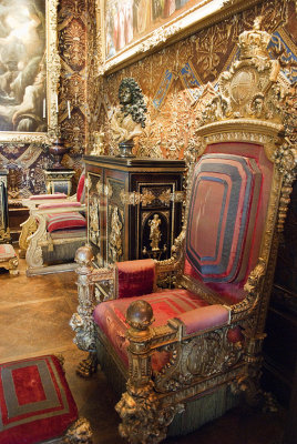 Throne chair