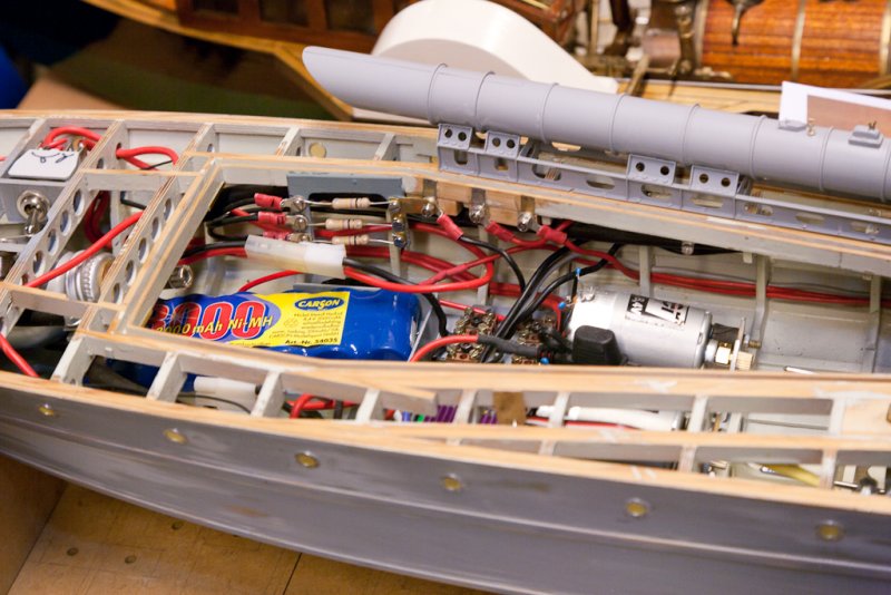 Modellen er radiostyrt, drives av to elektromotorer,og har hyttaler med motorlyd.