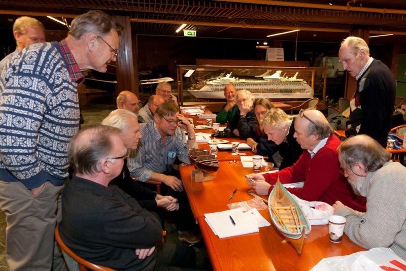 Formann Jan Welln demonstrerer hvordan han nater dekksplank med ekte bek