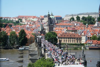 across the Charles bridge.JPG