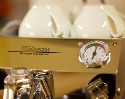 Pressure gauge to monitor shot