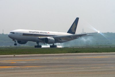 B777-212ER_9VSVD_SIA_801.jpg