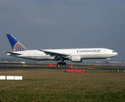 B777-224ER_N76010_COA_301.jpg
