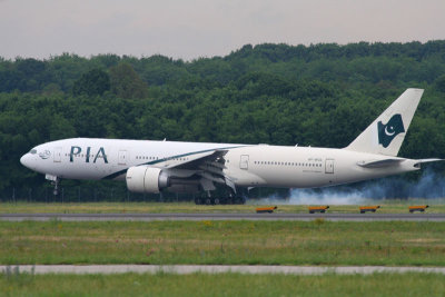 B777-240ER_APBGL_PIA_902.jpg