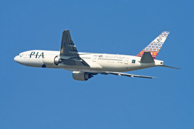 B777-240ER_APBHX_PIA_901.jpg