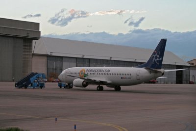 B737-4Y0_ECIOU_FHA_701.jpg