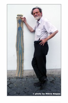 Fausto Delle Chiaie con opera figura coperta