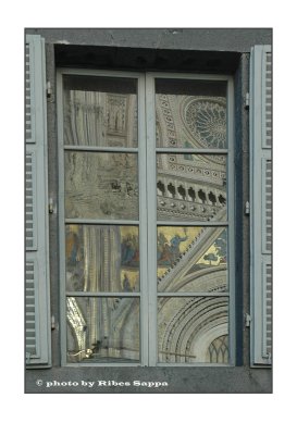 La finestra dove si specchia il Duomo
