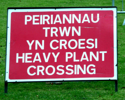 peiriannau trwm.