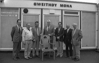 Cyflwyno Cadair Eisteddfod Mon 1987.