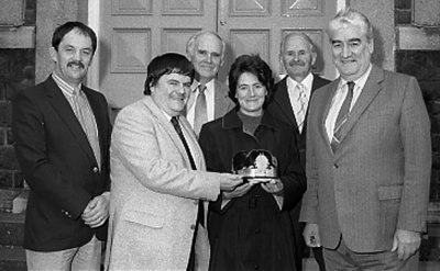 Cyflwyno Coron Eisteddfod Mon 1987.