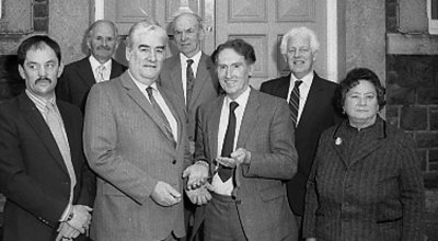 Cyflwyno Medal Eisteddfod Mon 1987.jpg