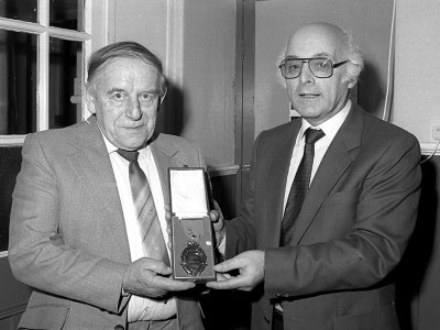 Cyflwyno medal Eisteddfod Cwm Cadnant 1989.jpg