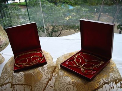 Groom's family's gifts to bride