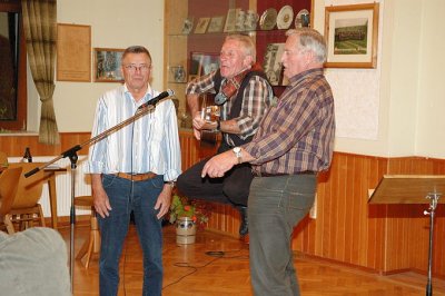 Petersberger Trio mit der hpfenden Oma