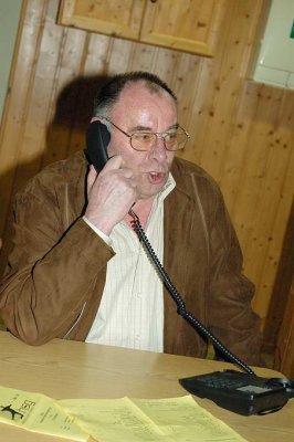 Horst Bach gibt das Ergebnis durch