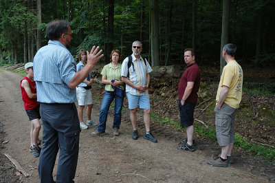 Volker erklrt den Wald.