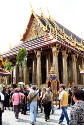 Throngs at the Royal Chapel of the Emerald Buddha