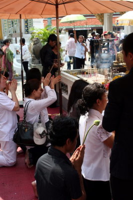Worshipers outside the Royal Chapel of the Emerald Buddha