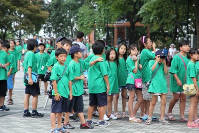 Kids lining up for the N'Seoul Tower
