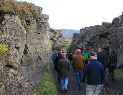 Thingvellir.  Mann med caps er guiden vr.