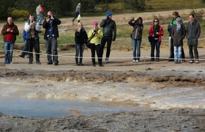 Venter p Strokkur-geysiren