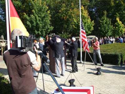 Dutch veterans Hans Jansen and Albert van  Leeuwen unveil the monument