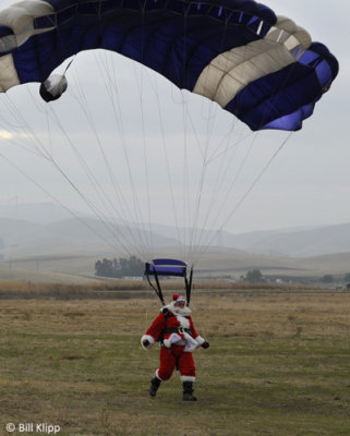 Santa Parachutes into Byron   4