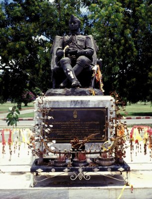 Nakhon Pathom:  Statue of King Vajiravudah