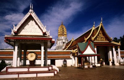 Phitsanulok:  Courtyard of Wat Phra Sri Rattana Mahathat
