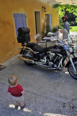 Non Antoine...pas toucher moto...pas pour toi...jamais!