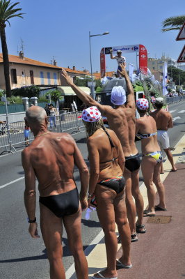 Le Tour de France...et sa caravane...on a besoin de T-shirts!