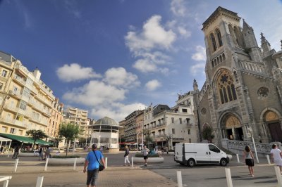 L'glise Sainte-Eugnie ( droite)