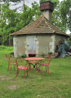 Vielle cabane  outils au Domaine du Pont