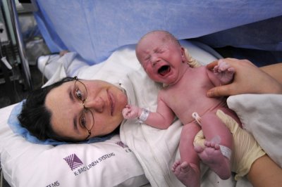 La nouvelle maman toute heureuse