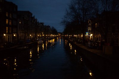 The Oudezuds Voorbrugwa canal at night