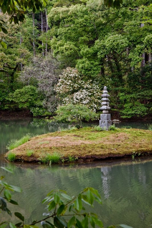 White Snake Mound</br><big>白蛇塚</big>